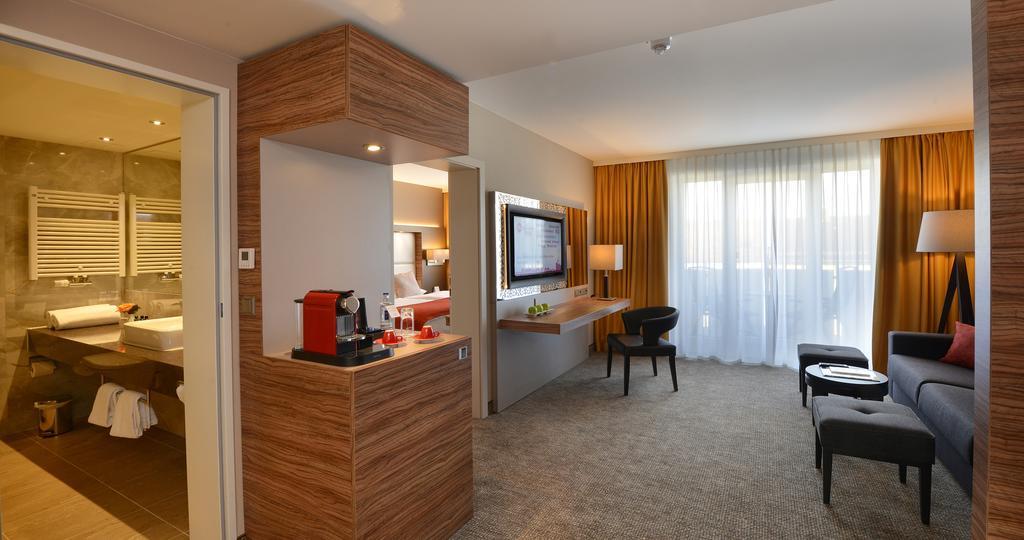 Best Western Plus Delta Park Hotel MHG Exteriör bild